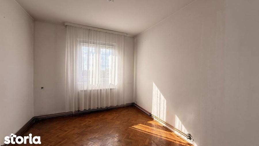 Apartament cu 3 camere semidecomandat în Circumvalațiunii