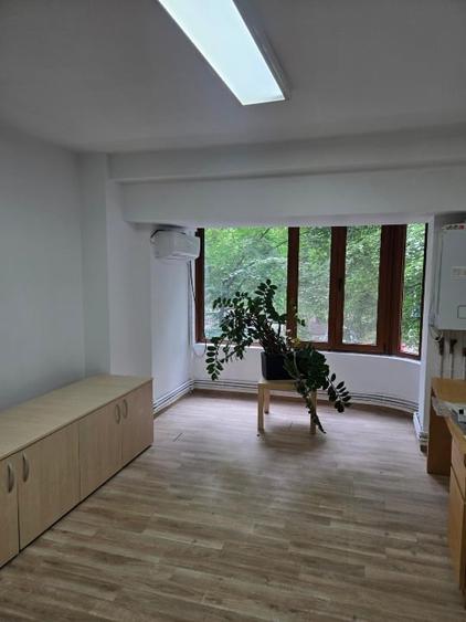 Apartament cu 3 camere semidecomandat, mobilat în Ultracentral