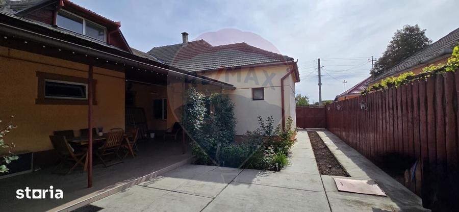 Casă cu 6 camere cu Teren 700 Mp în Central