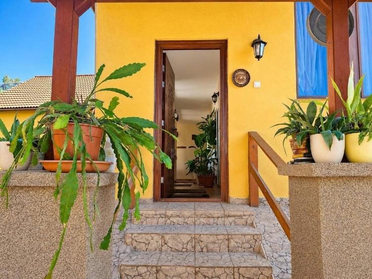 Casă individuală cu 5 camere cu Garaj în Est