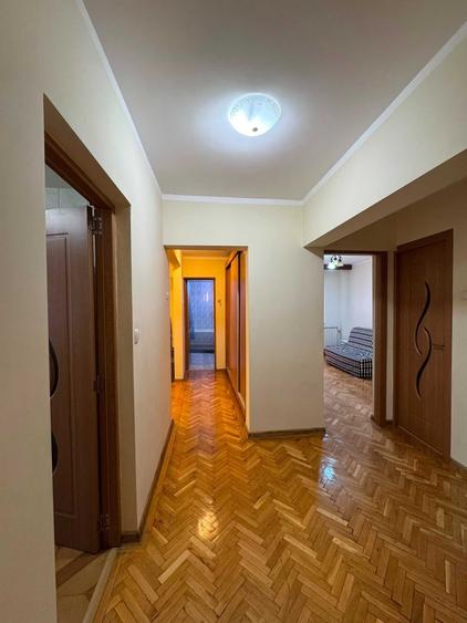 Apartament cu 3 camere decomandat în Teiul Doamnei