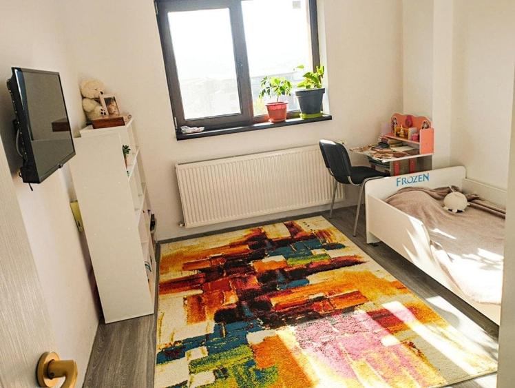 Apartament cu 4 camere semidecomandat, mobilat în Florești