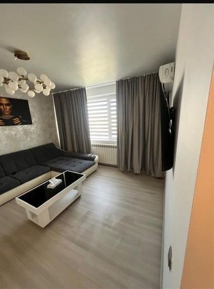 Apartament cu 3 camere semidecomandat, mobilat în P-ța Unirii