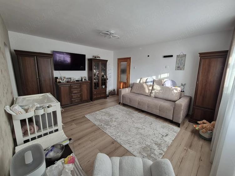 Apartament cu 3 camere semidecomandat, mobilat în Sud