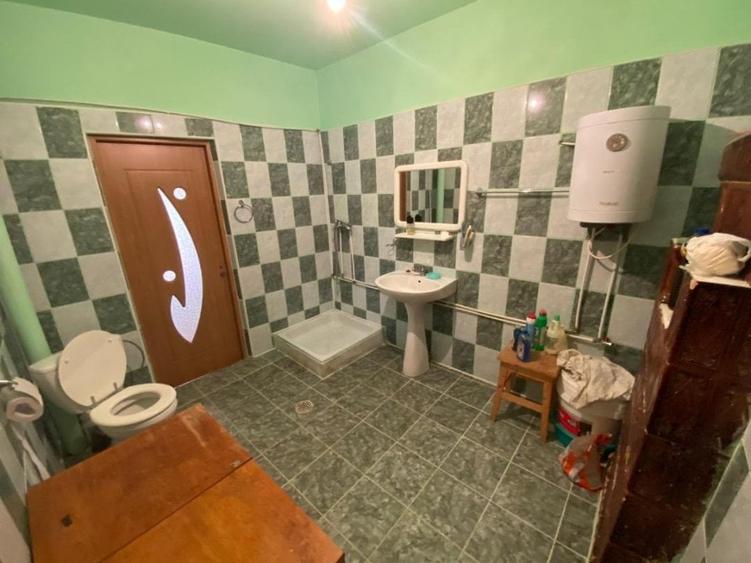 Casă cu 6 camere cu Teren 1300 Mp în Seciu