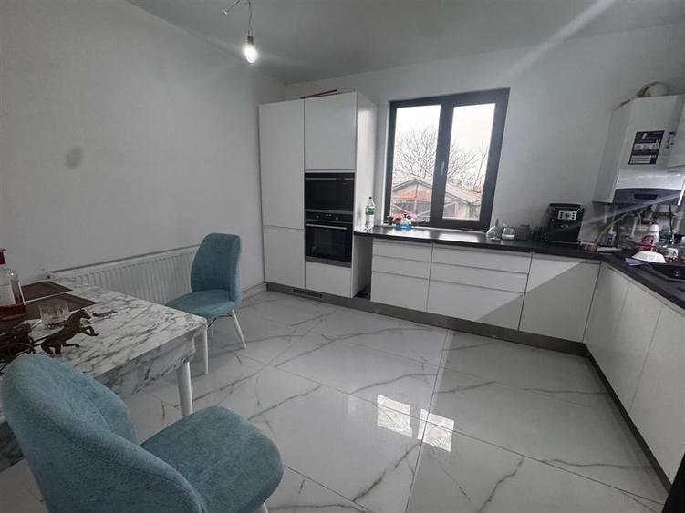 Casă individuală cu 7 camere cu Teren 1100 Mp în Mănești