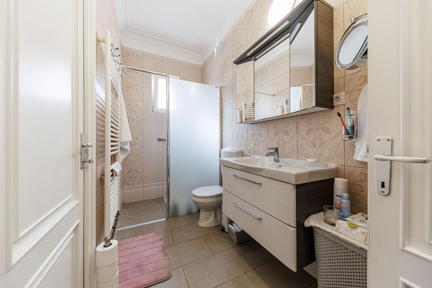Casă individuală cu 8 camere cu Canalizare în Complex Studențesc