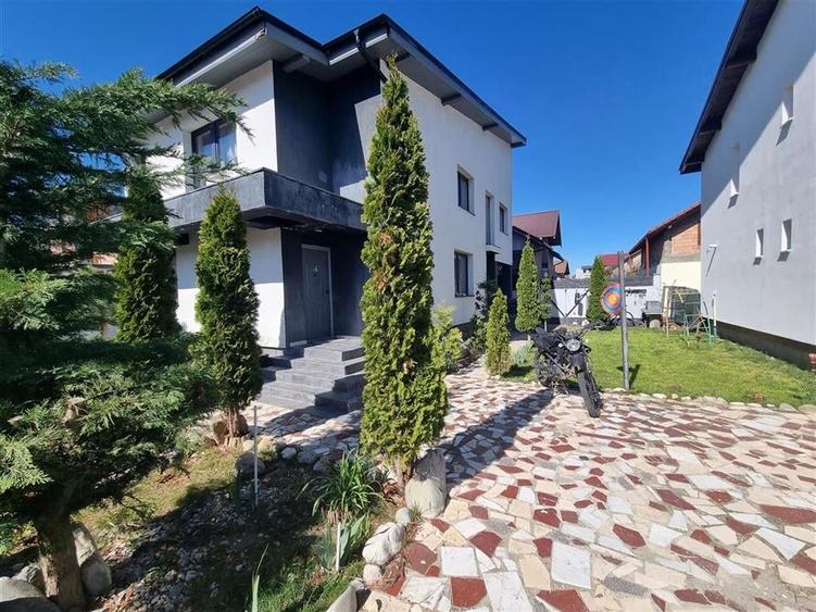 Casă individuală cu 4 camere cu Teren 400 Mp în Central