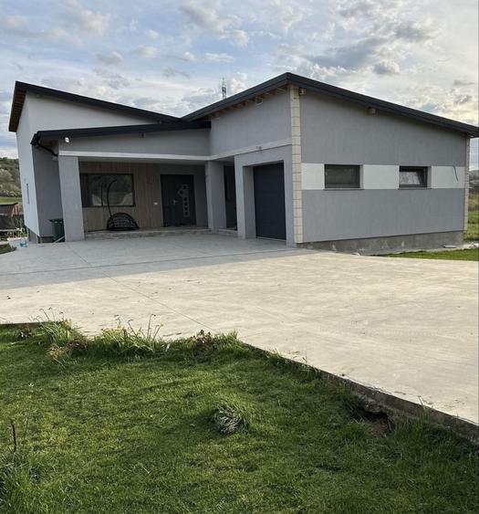 Casă cu 4 camere în Manolești