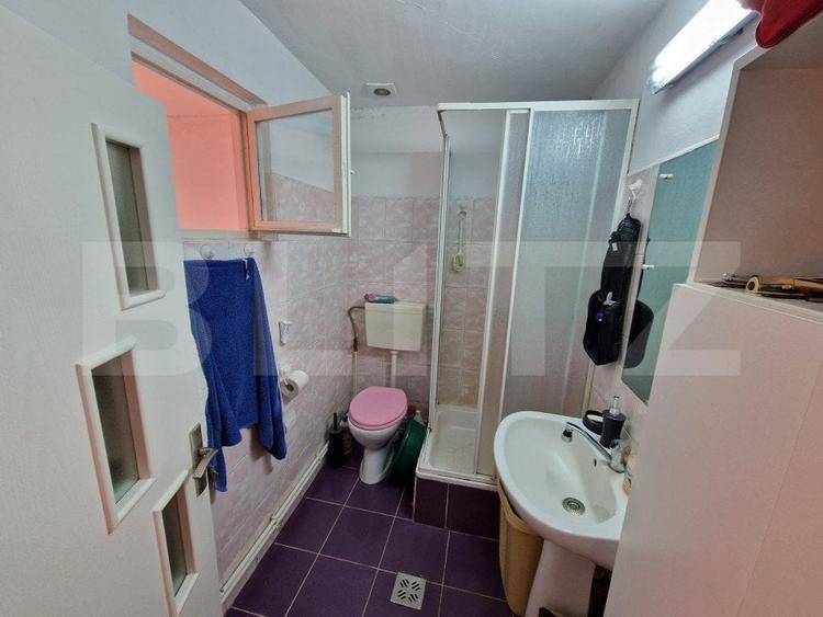 Casă individuală cu 8 camere cu Canalizare în Central