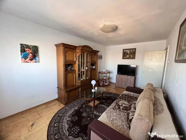 Apartament cu 3 camere decomandat în Astra