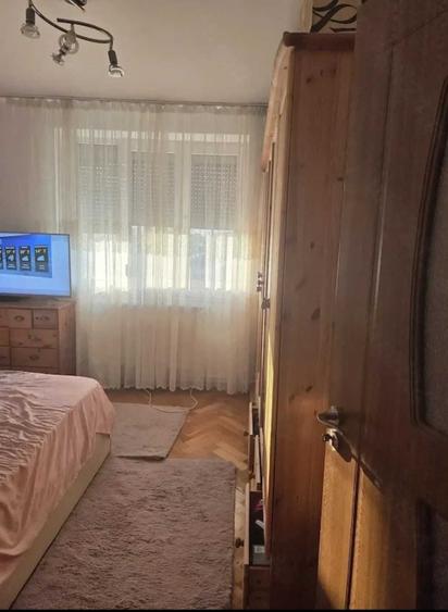Apartament cu 3 camere semidecomandat în Sud