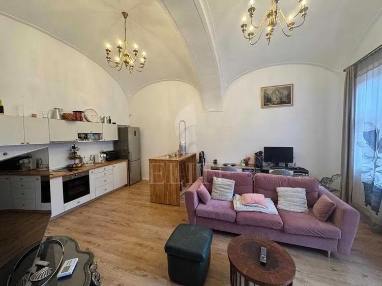 Apartament cu 2 camere semidecomandat, mobilat în Central