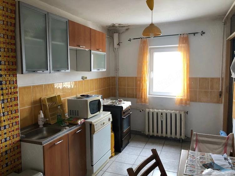 Apartament cu 3 camere semidecomandat în Central
