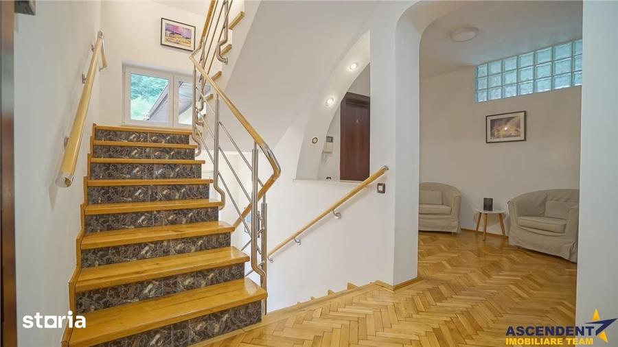 Casă cu 9 camere cu Teren 506 Mp în Centrul Istoric