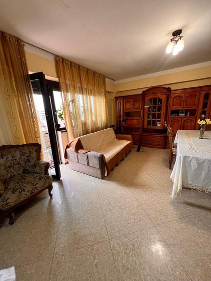 Apartament cu 3 camere semidecomandat în Inel II