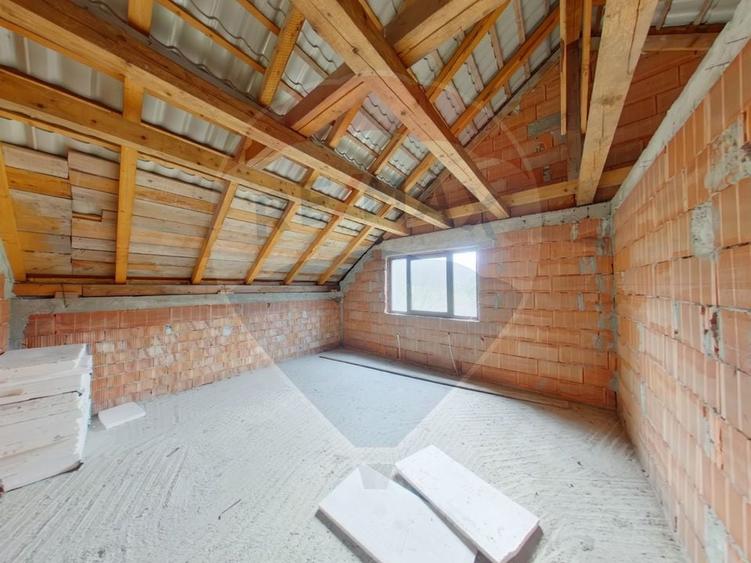 Casă cu 5 camere cu Teren 2688 Mp în Piatra