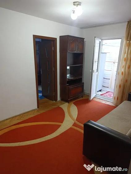 Apartament cu 3 camere semidecomandat în Alexandru cel Bun