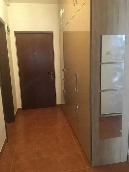 Apartament cu 3 camere semidecomandat în Soarelui