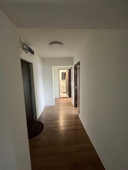 Apartament cu 4 camere semidecomandat în Independenței