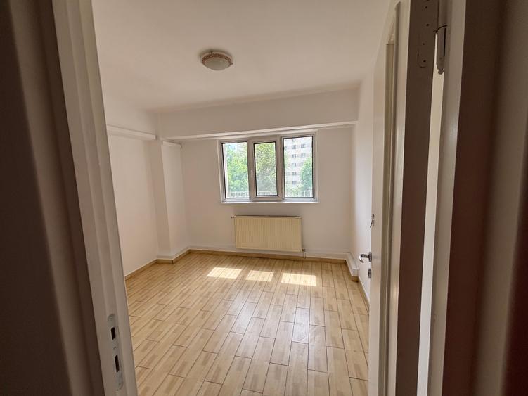 Apartament cu 3 camere semidecomandat în Panduri