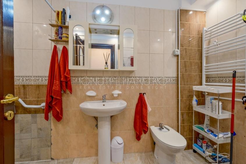 Apartament cu 5 camere semidecomandat, mobilat în Polonă