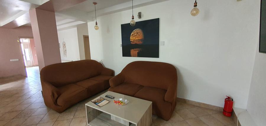 Casă individuală cu 12 camere cu Canalizare în Nord