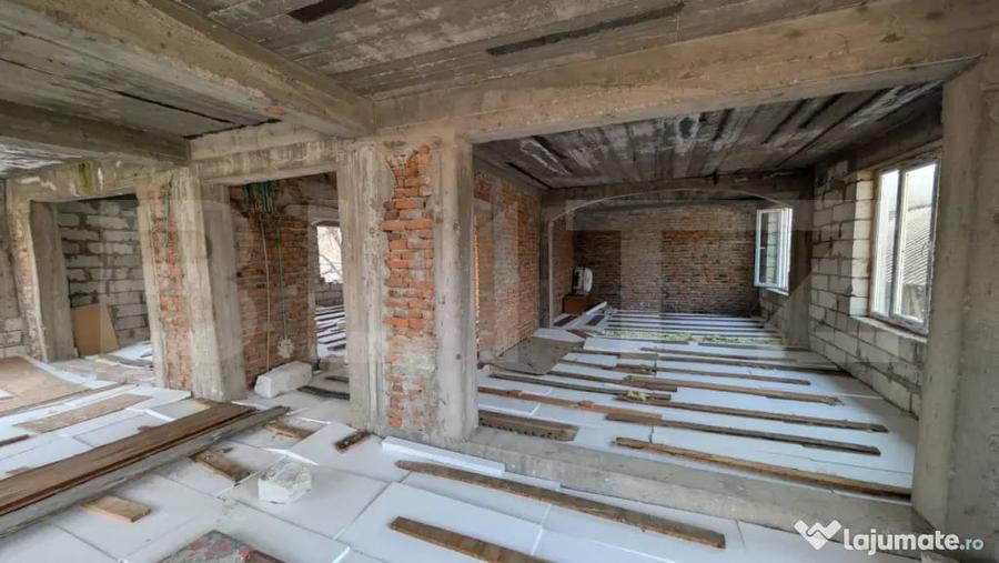 Casă cu 7 camere cu Teren 1656 Mp în Central