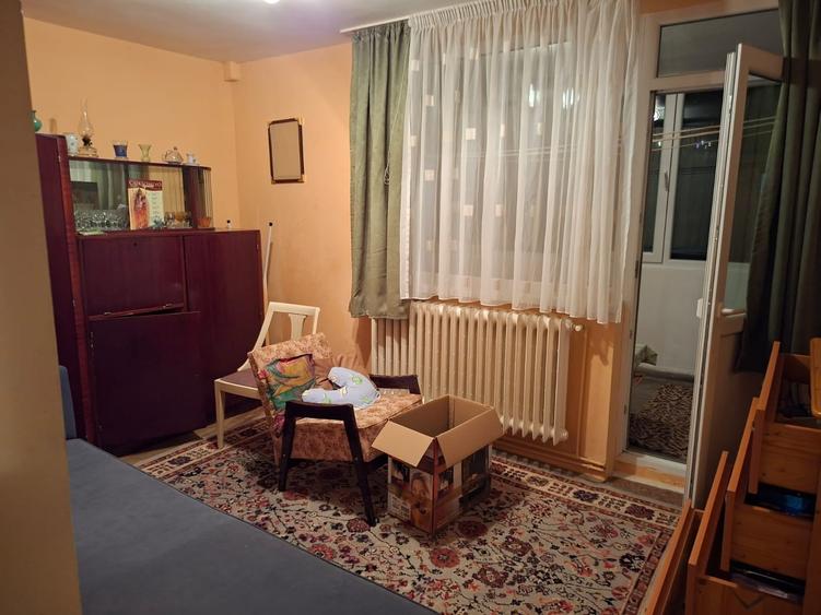 Apartament cu 3 camere decomandat, mobilat în Dâmbu Pietros