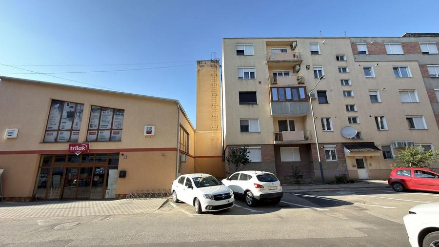 Apartament cu 3 camere semidecomandat, mobilat în Central