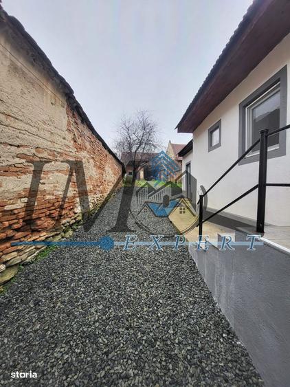 Casă cu 2 camere cu Teren 2301 Mp în Central