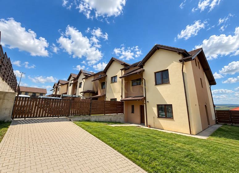 Duplex cu 5 camere cu Canalizare în Dezmir