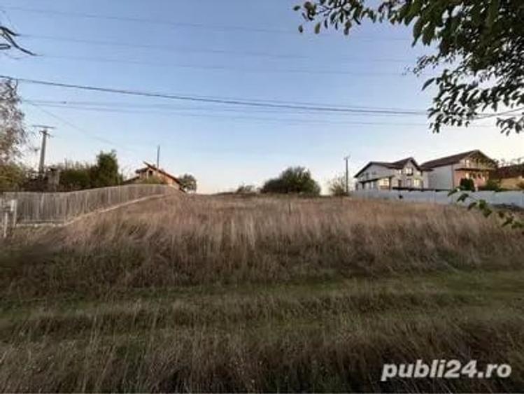 Teren de 1000 mp, în Hinova