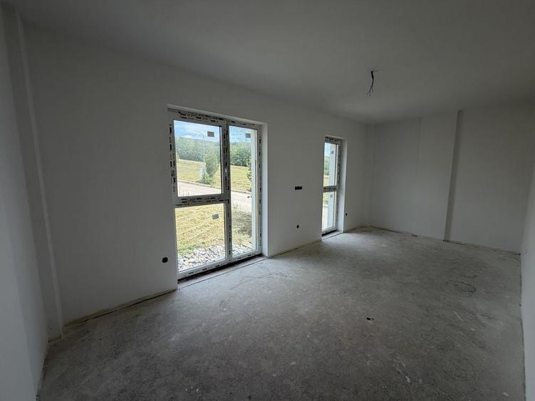 Apartament cu 3 camere semidecomandat în Chinteni