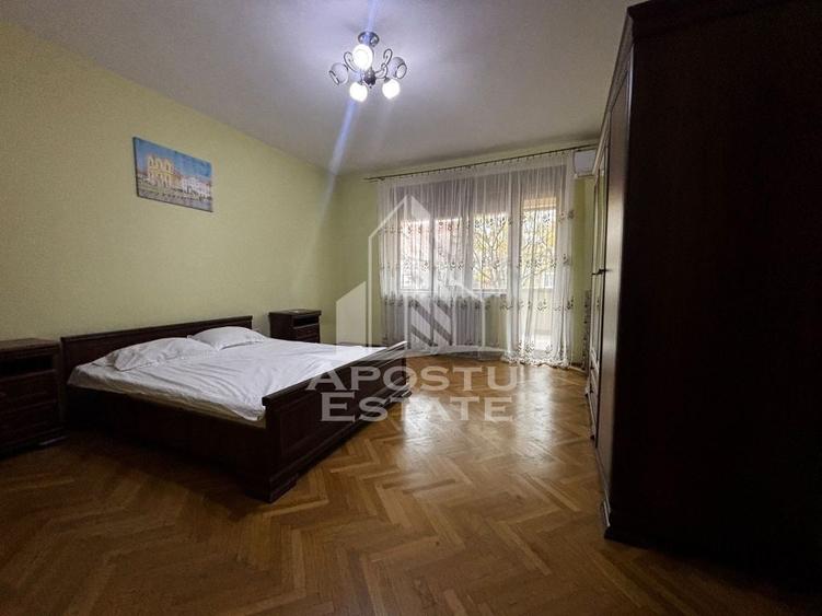 Apartament cu 4 camere semidecomandat, mobilat în Central