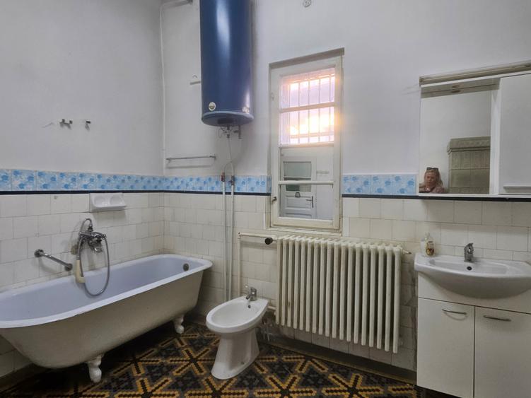 Apartament cu 3 camere semidecomandat în Știrbei Vodă