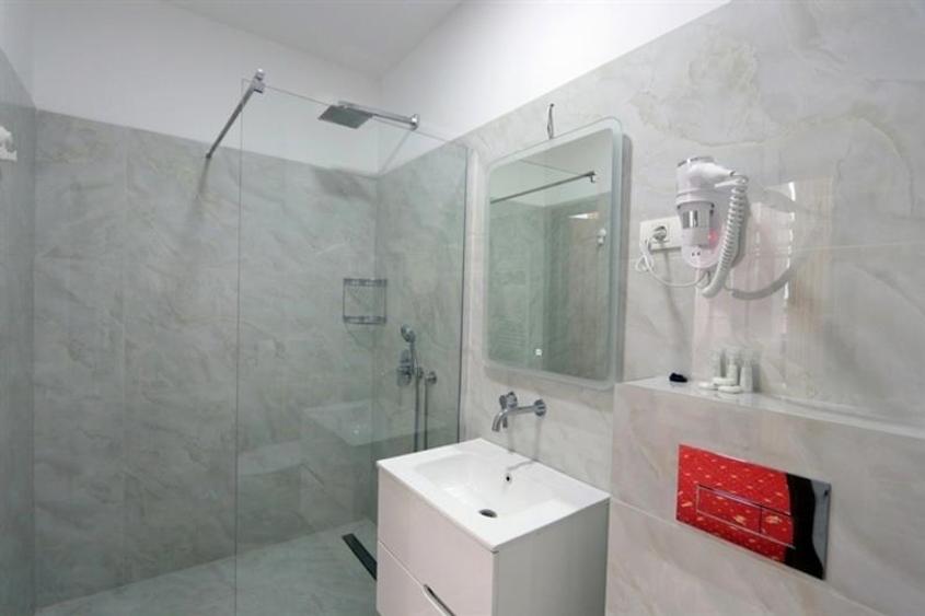 De vanzare –  Cladire comerciala - Pensiune – Restaurant – Ballroom – Rahova – A - 9