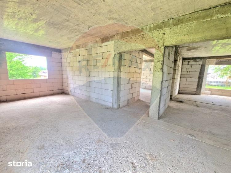 Casă cu 6 camere cu Teren 1476 Mp în Strugari