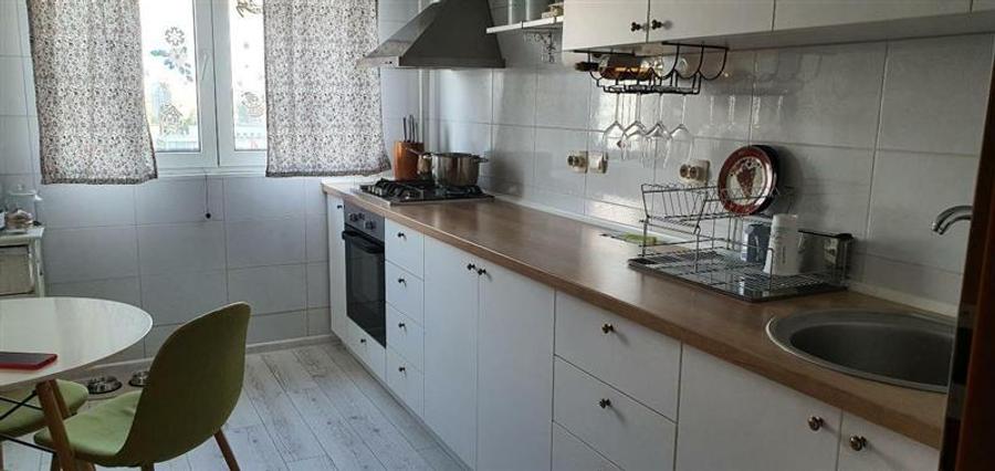 Apartament cu 3 camere semidecomandat în Dristor
