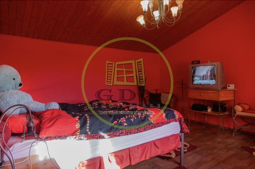 Casă individuală cu 8 camere cu Canalizare în Sub Arini