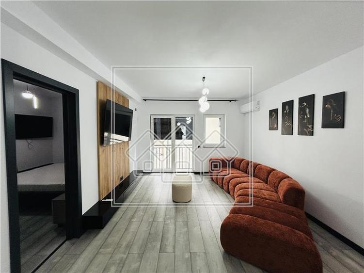 Apartament cu 3 camere nedecomandat, mobilat în Exterior Sud