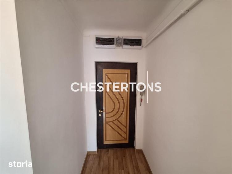 Apartament cu 3 camere semidecomandat în Independenței