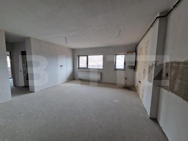 Apartament cu 6 camere semidecomandat în Florești