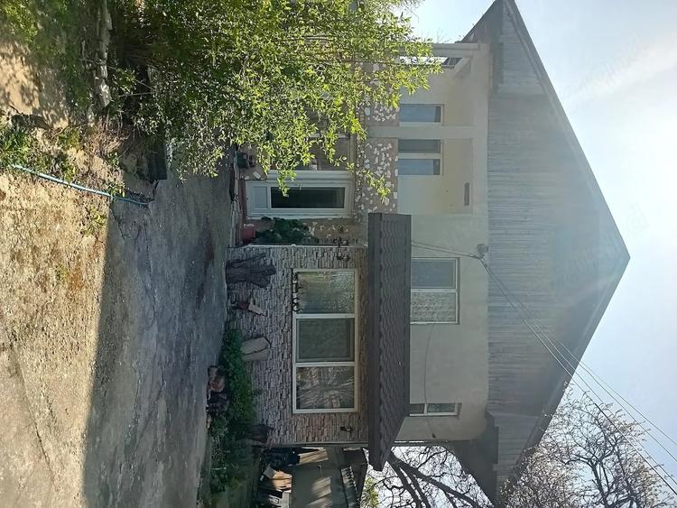 Casă cu 5 camere cu Teren 756 Mp în Central