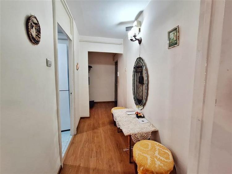 Apartament cu 3 camere semidecomandat în Mioriței