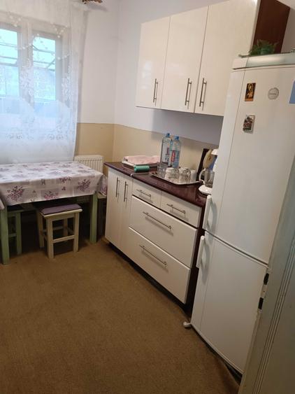 Casă cu 3 camere decomandat în Central