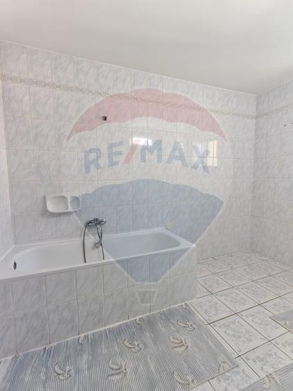 Casă individuală cu 14 camere cu Teren 1050 Mp în Cioplea