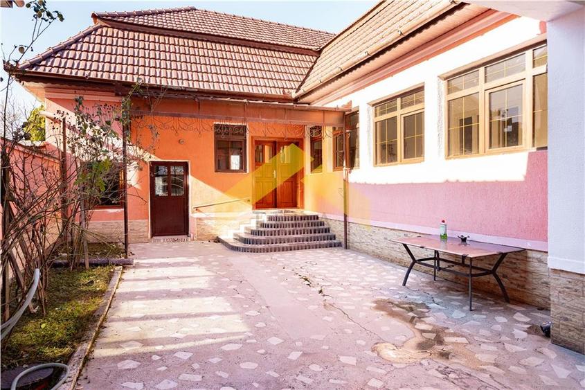 Casă individuală cu 5 camere cu Teren 1200 Mp în Pârneava