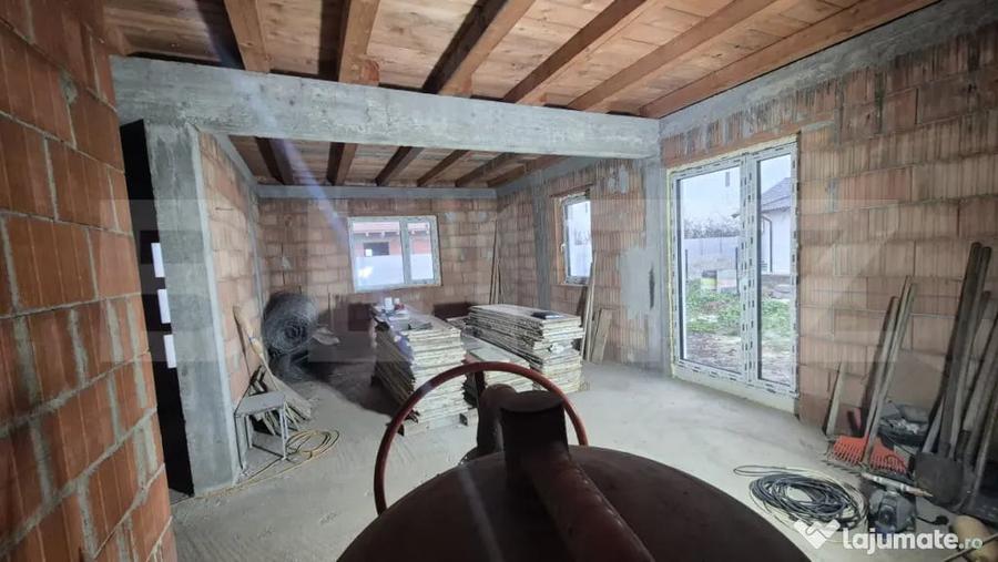 Casă cu 4 camere cu Teren 400 Mp în Vetiș