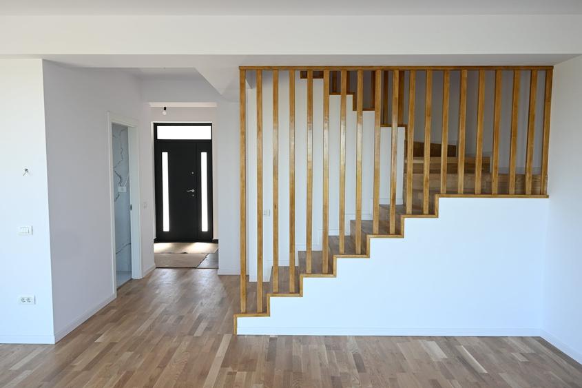 Duplex cu 5 camere cu Piscina în Odăi